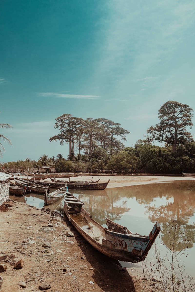 Lakeshore Boats — Guinea-Bissau
